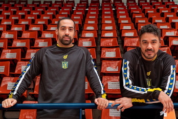 Rodrigo Salinas y Esteban Salinas, jugadores del Bidasoa Irun en Artaleku 