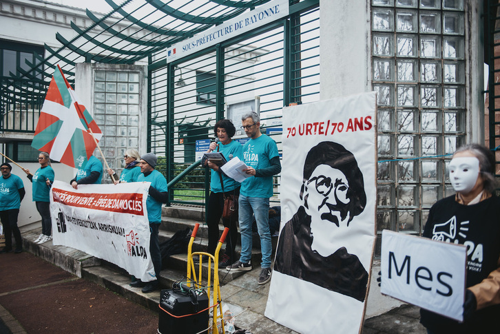 Acción de Alda este jueves en Baiona, con recuerdo a Abbé Pierre y su llamamiento hace 70 años.