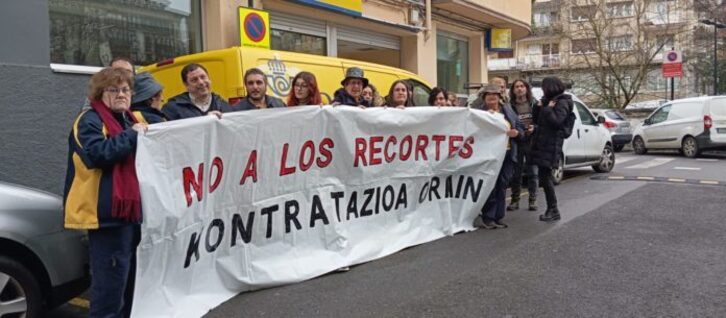 Postarien kontratazio falta salatu dute sindikatuek Zumarragan.