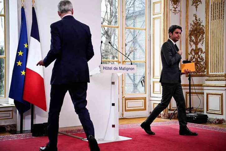 Bruno Le Maire Ekonomia ministroa Gabriel Attalek libre utzitako atrilera hurbiltzen.
