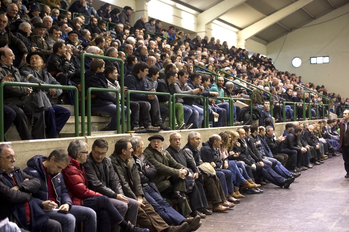 Igarondo pilotalekuko harmailak jendez gainezka egongo dira larunbata arratsaldeko pilota partidan. (Iñigo URIZ | FOKU)