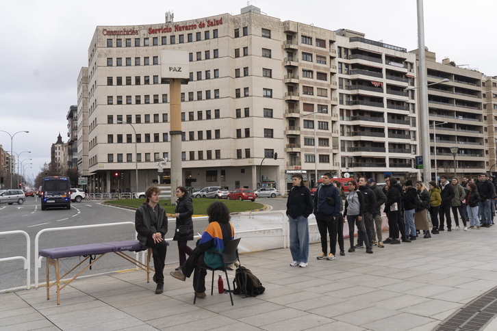 Itxaron zerrenda luzeak irudikatu ditu Ernaik, Iruñean, Osasunbidearen aurrean.