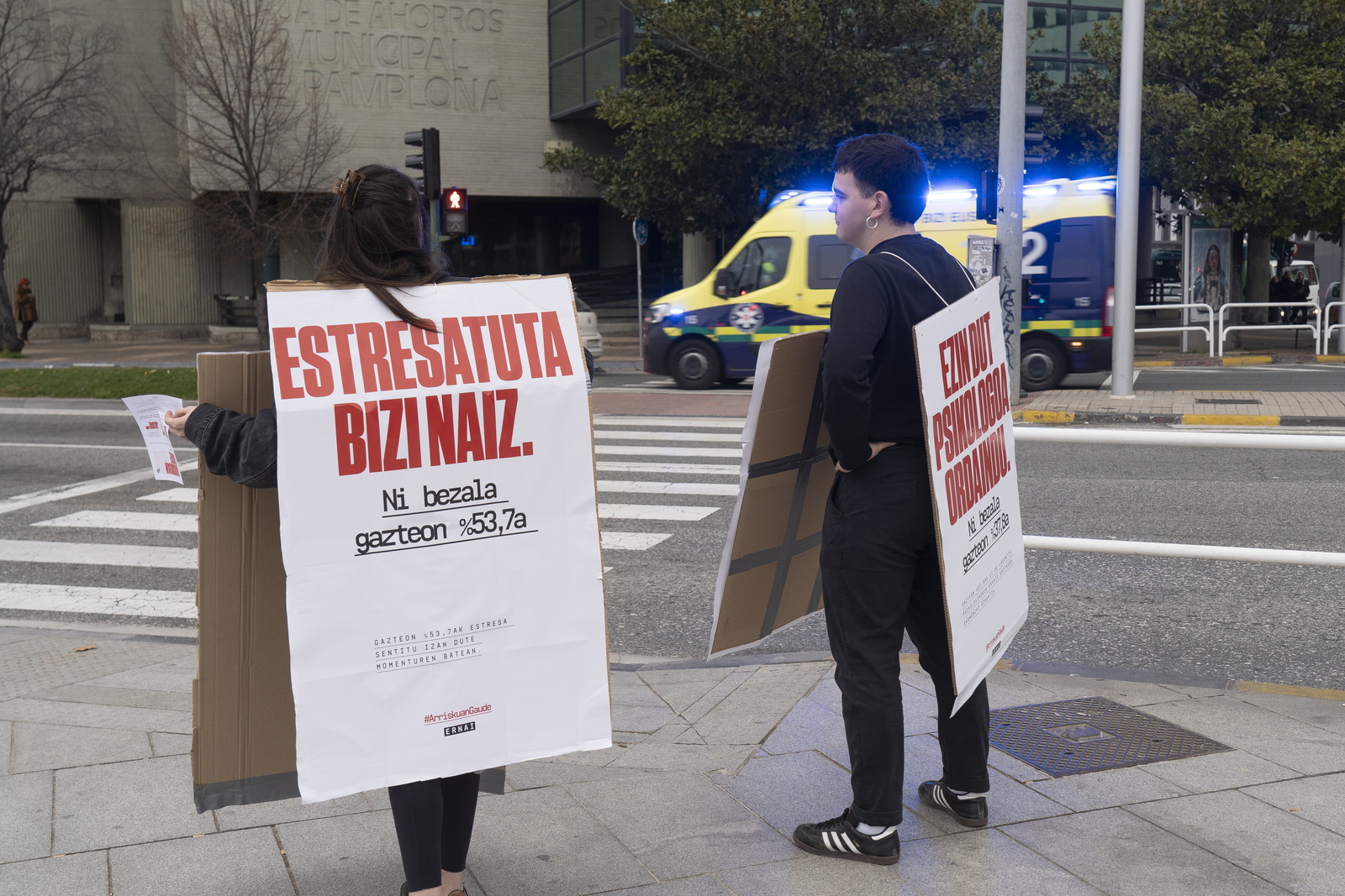 Gazteak arriskuan daudela salatu dute Ernaiko kideek. (Iñigo URIZ / FOKU)