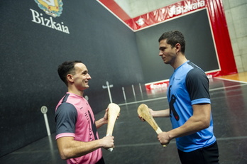 Iñaki Urrutia y Román Maldonado posan en el Bizkaia, sede de la final.