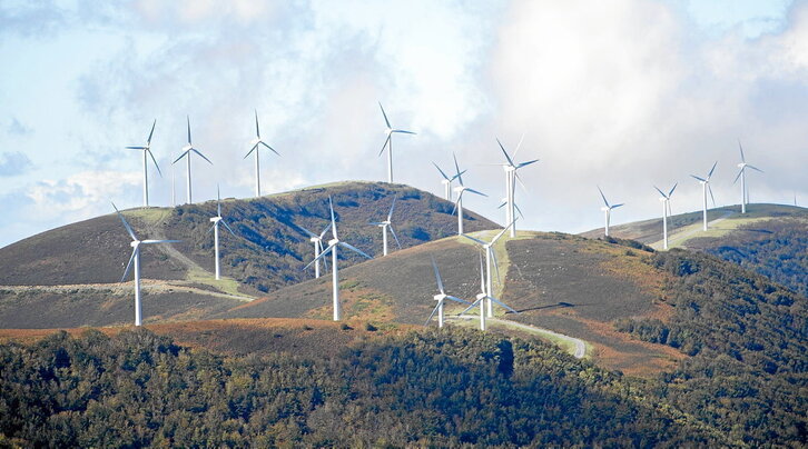 Imagen de archivo de un parque eólico situado en el límite entre Araba y Gipuzkoa.