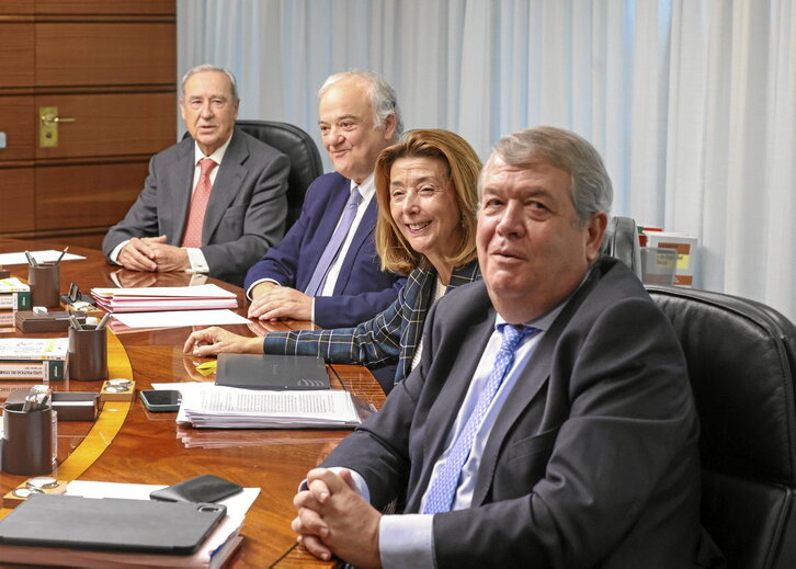 César Tolosa, en primer plano, junto a otros jueces del TC.