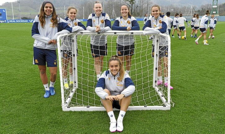 Jokalari zuri-urdinek komunikabideekin hitz egin zuten, Realak atzo Zubietan antolatutako Media Day delakoan.