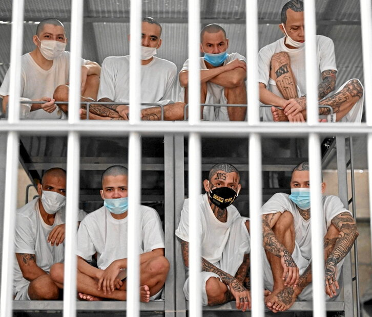 Imagen de un grupo de reos en el Cecot.