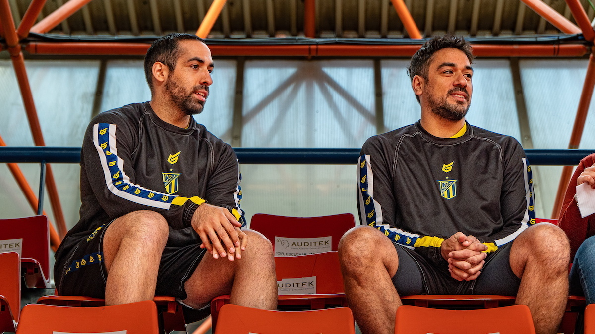 Rodrigo y Esteban Salinas, jugadores del Bidasoa. (Aitor KARASATORRE/FOKU)