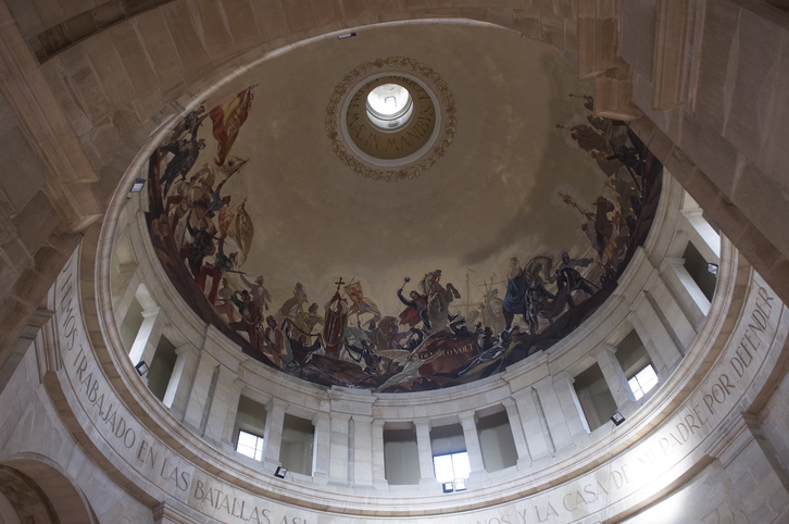 Pinturas alegóricas al golpe del 36 que adornan la cúpula de Los Caídos.