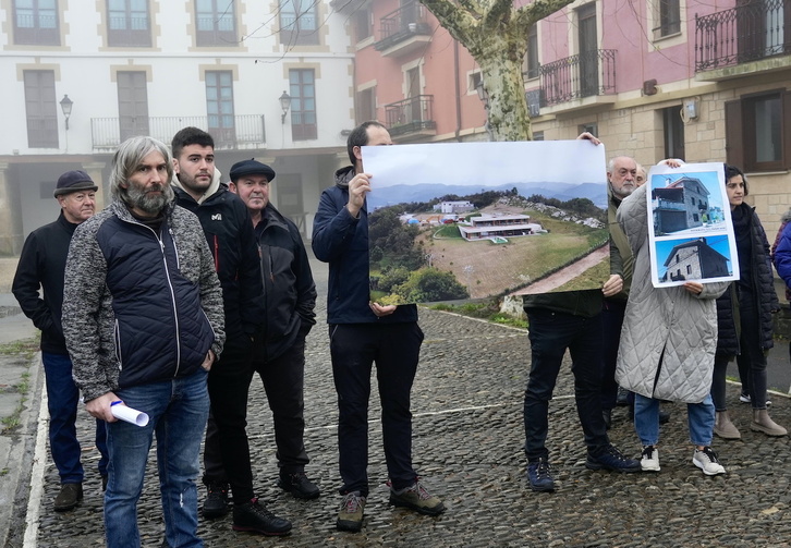 Representantes de Haritzalde, Ieltxo, Igeldoko Herri Kontseilua y vecinos, antes de la comparecencia de hoy.