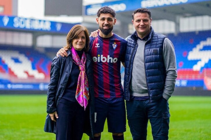 Amaia Gorostiza y César Palacios junto a Peru Nolaskoain durante la presentación del futbolista en Ipurua.