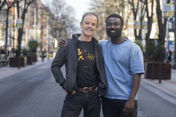 Bilbo. Malcolm Treviño-Sitté, "Touré" serieko protagonista . Irudian, Jon Arretxe idazlearekin 31-01-2024, Bilbao.