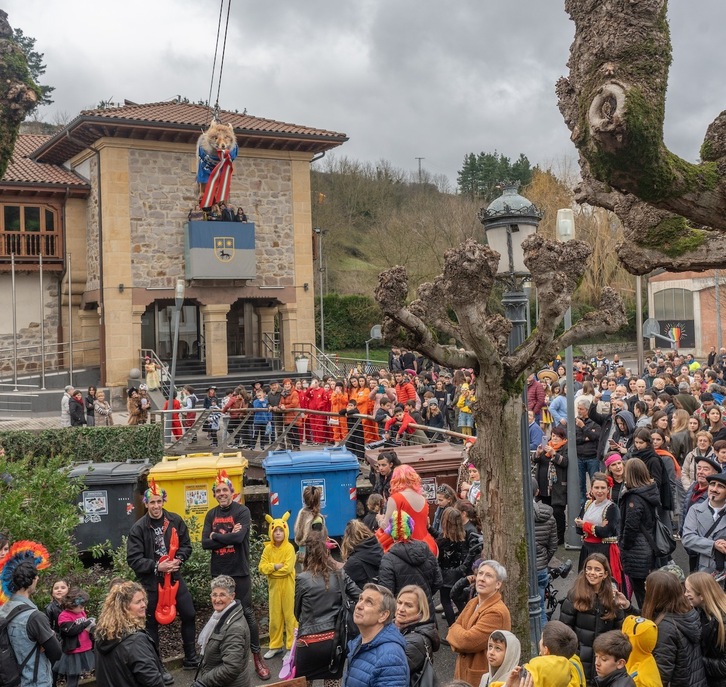 Ostiral eguerdian jaitsi dute axaria Udaletxeko balkoitik.