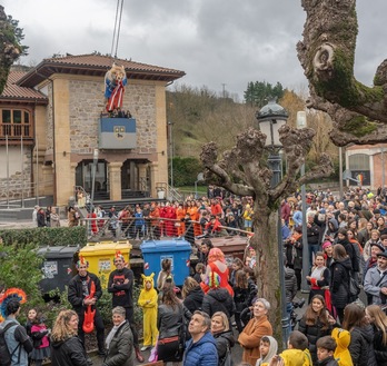 Ostiral eguerdian jaitsi dute axaria Udaletxeko balkoitik.