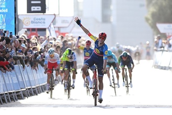 Jonathan Milan y su lanzador Simone Consonni celebran la clara victoria del italiano.
