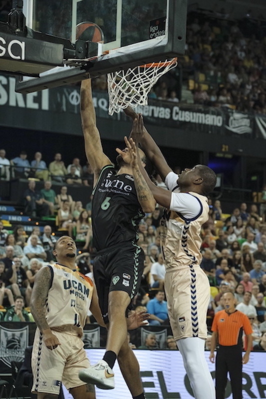 Sacha Killeya-Jones, UCAM Murtziaren aurrean nagusi Miribillan.