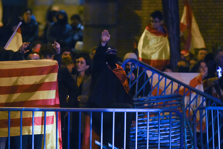 Un joven realiza el saludo fascista durante una protesta contra la Ley de Amnistía en la calle Ferraz.