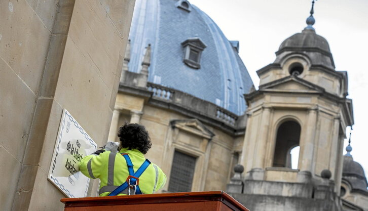 Momento en el que se renombró la plaza Conde de Rodezno como plaza de La Libertad, con la cúpula de Los Caídos al fondo.