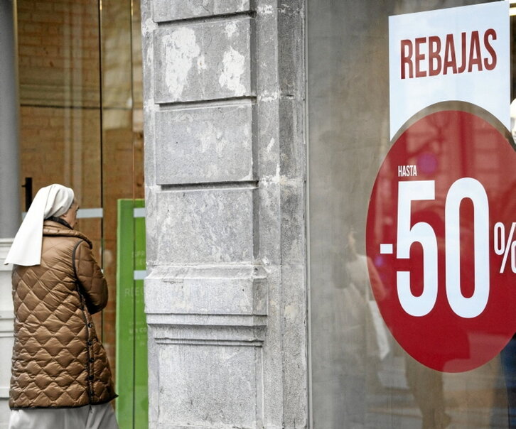 Las rebajas no frenan la caída del empleo.