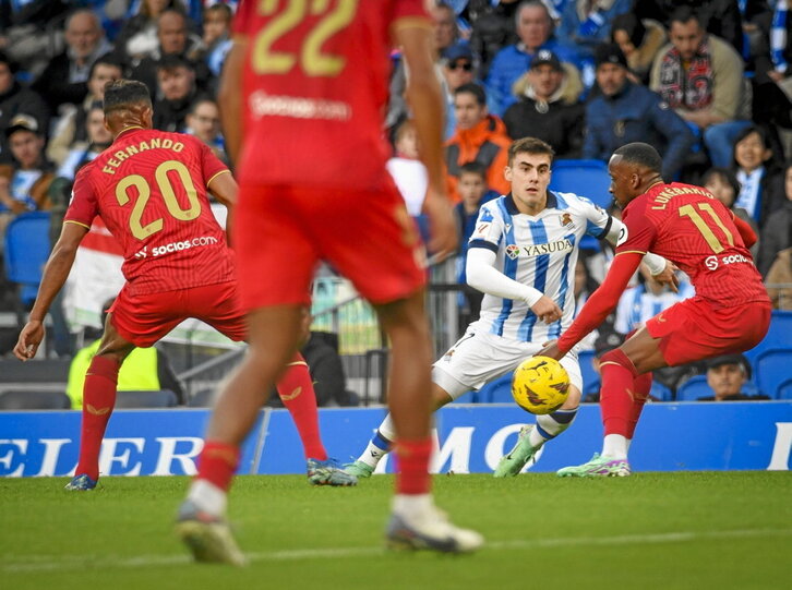 Ander Barrenetxea, contra el Sevilla en Anoeta, vuelve tras tres encuentros ausente.
