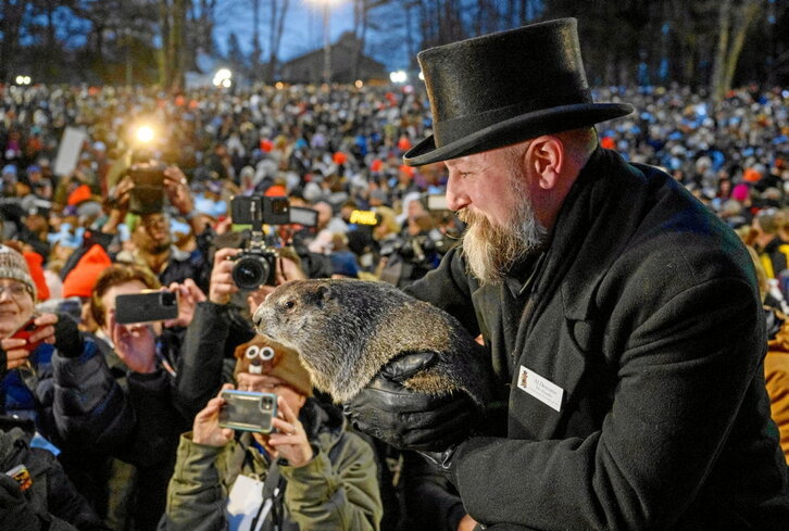 La famosa marmota Phil, en manos de su cuidador, A.J. Dereume.