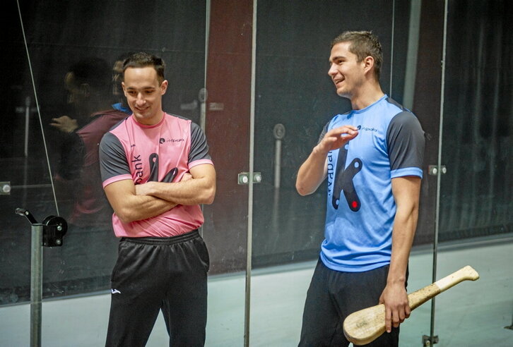 Iñaki Urrutia y Román Maldonado durante la elección de material del martes.