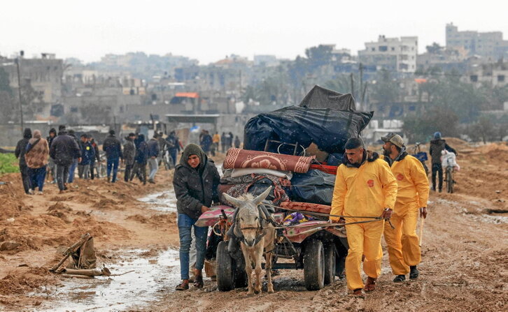 Palestinos huyen de Jan Yunis con lo que pueden transportar hacia Rafah, donde Israel también prevé atacarlos.