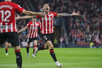 Guruzeta contempla la celebración de uno de los goles de Yuri, quien ha abierto la lata ante el Mallorca.