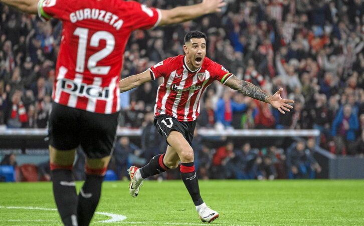 Gorka Guruzeta contempla la celebración de Yuri Berchiche, autor de los dos primeros tantos.
