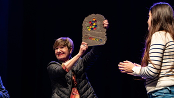 Itziar Lazkano aktoreak jaso du oroigarrian lan taldearen izenean.