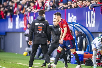 Arrasate da instrucciones a Budimir en un partido de esta temporada.