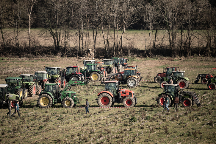 «SOS» hitza osatu du 50 bat laborarik beren traktoreekin.