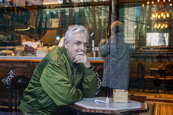 Javier Alcíbar, en el bilbaino café Iruña.