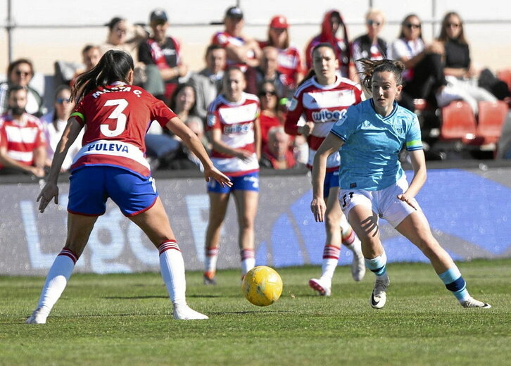 Amezaga, la más activa de las atacantes vizcainas, va hacia el balón ante Marta Carrrasco.