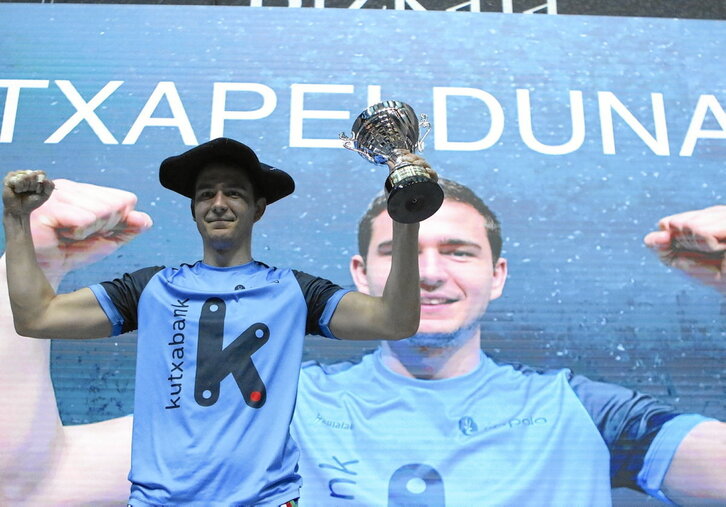 Roman Maldonado, Buruz Buruko txapeldun berria, pozarren, finalean nagusitu eta gero.