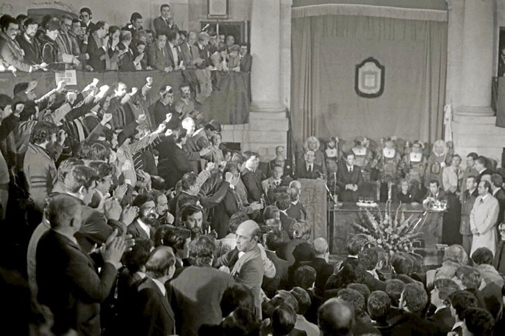 Momento en el que los electos de HB, puño en alto, entonaron el «Eusko Gudariak» en presencia de Juan Carlos de Borbón.