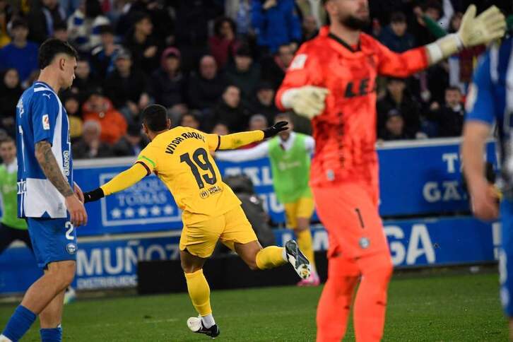 Vitor Roque ha marcado el tercer gol del Barcelona y se ha ido expulsado en quince minutos.