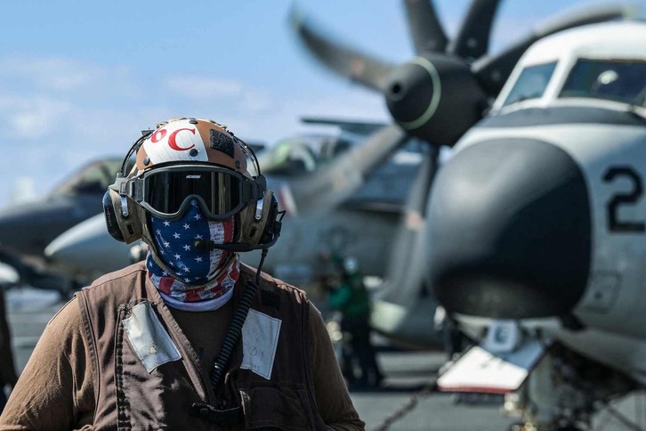 En la imagen, el miembro del Ejército estadounidense en un portaviones USS Carl Vinson.