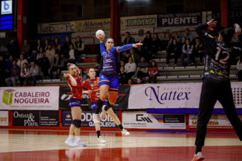 Laura Hernández, jugador del Bera Bera, encara la portería rival.