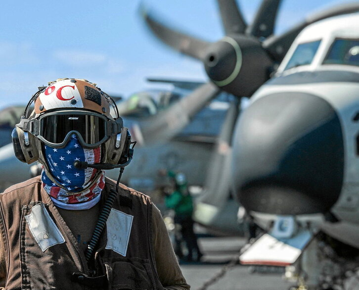 En la página anterior, miembro del Ejército estadounidense en un portaviones USS Carl Vinson. Sobre estas líneas, el presidente estadounidense, Joe Biden, y su homólogo chino, Xi Jinping, durante un encuentro en California.