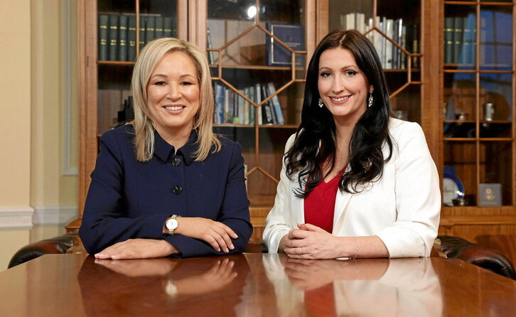 Michelle O’Neill y Emma Little-Pengelly posan en un despacho de la Asamblea de Stormont.