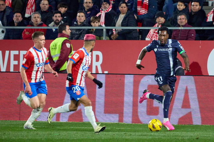 Sheraldo Becker se ha retirado con molestias en los isquiotibiales de la pierna derecha.