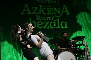 Uxue Amonarriz eta Josune Arakistain bata bestearen gainean, ‘Azkena balitz bezala’.