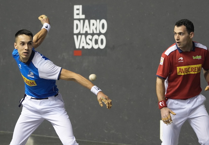 Javi Zabala, pilotari emateko prest, alboan Erik Jaka adi-adi begira duela.