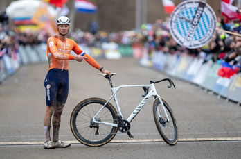 Mathieu van der Poel tuvo tiempo para pensar cómo celebrar la victoria.