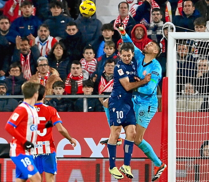 Oyarzabal no pudo acabar por este golpe.