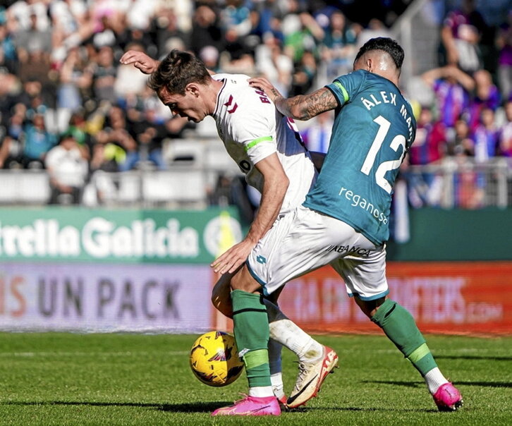 Bautista intenta proteger el balón ante Álex Martín.