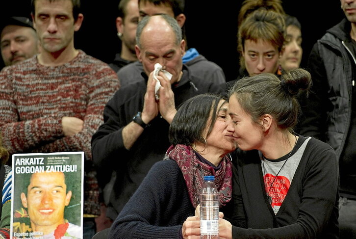 Ezkerrean, Arkaitz Bellonen ama eta beste senide eta lagun batzuk, bere argazkiaren ondoan. Eskuinean, De Juana erietxean, “The Times”ek argitaratua.