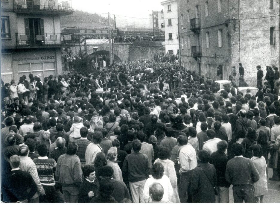 Miles de personas ocuparon las calles de la localidad al paso del féretro de Arregi.
